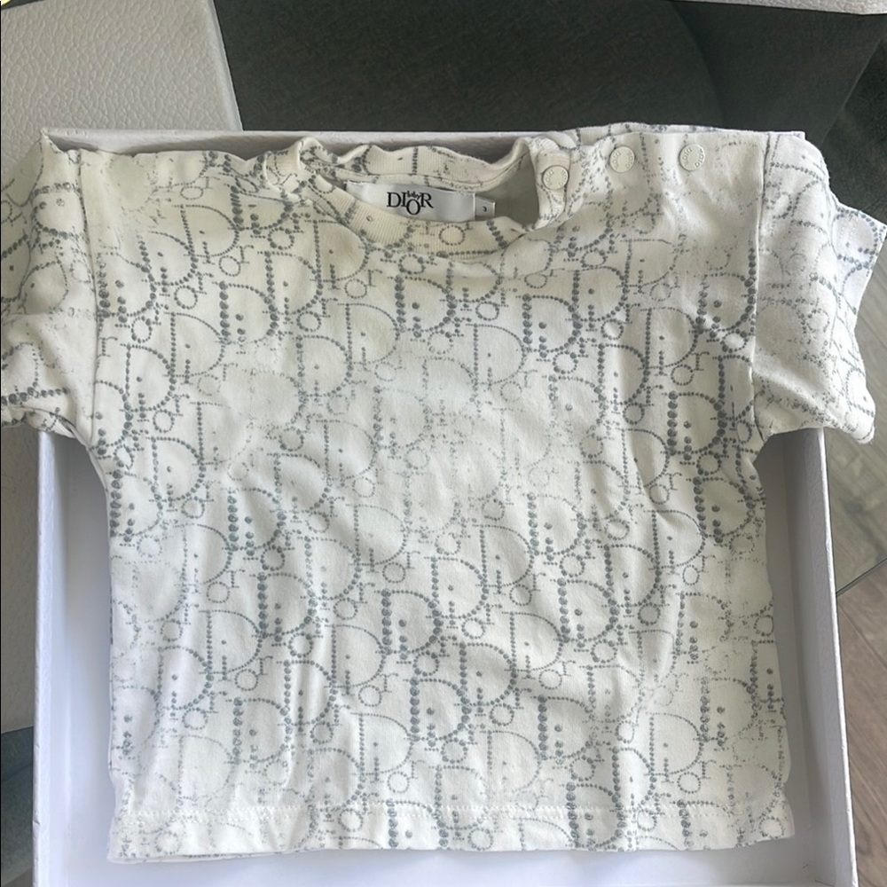 Baby Dior ( Brand new ) worn once comes with box and tag. ( newborn size 3M)